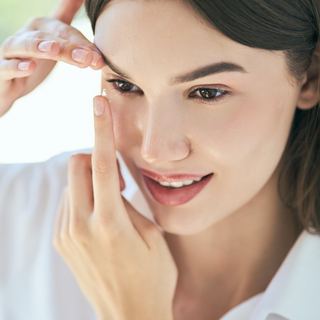 Woman,Applying,Contact,Lens,In,Bright,Room,,Close-up